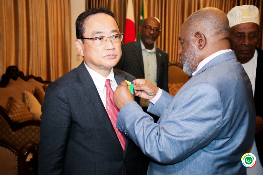 image Coopération entre les Comores et le Japon:  Higuchi Yoshiro décoré par le président Azali
